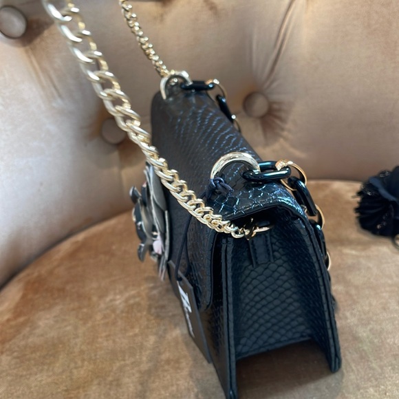 Beautiful NWT Browns shoulder and crossbody bag with Multi-Colored Fabric Flower - Picture 5 of 17